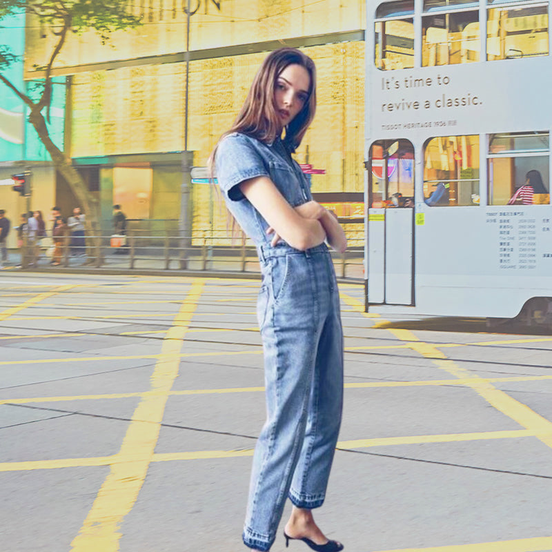 Damen-Jumpsuit aus Denim mit Reißverschluss, kurzen Ärmeln und Taschen