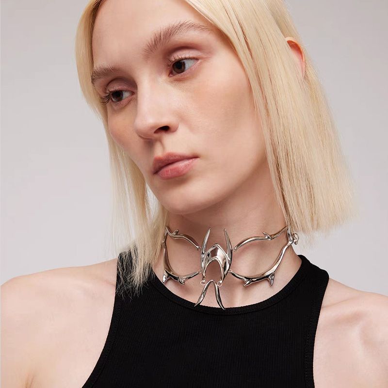 Mechanisches Alien-Gesichtsdekor