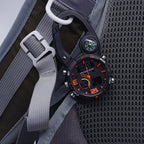 Karabineruhr mit rundem Bildschirm und Kompass für den Außenbereich