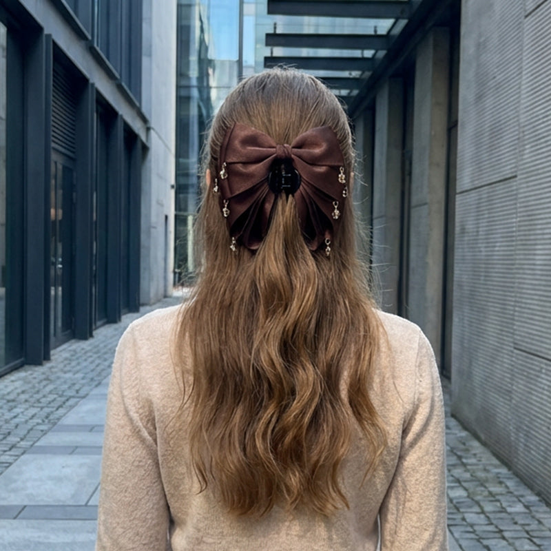 😊✨ Elegante Haarklammer mit Schleife & funkelnden Strassfransen ✨🌸 – Leicht, langlebig & vielseitig für jeden Anlass, sorgt für weiblichen Glanz & komfortablen Halt.