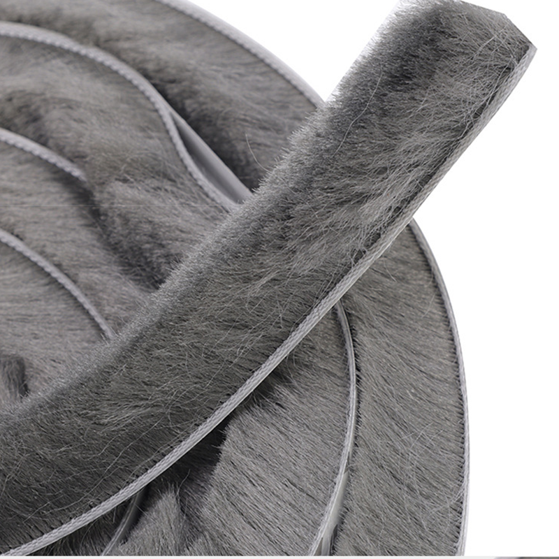 Selbstklebende Bürstendichtung für Türspalten