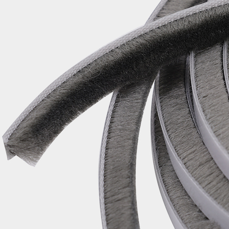 Selbstklebende Bürstendichtung für Türspalten