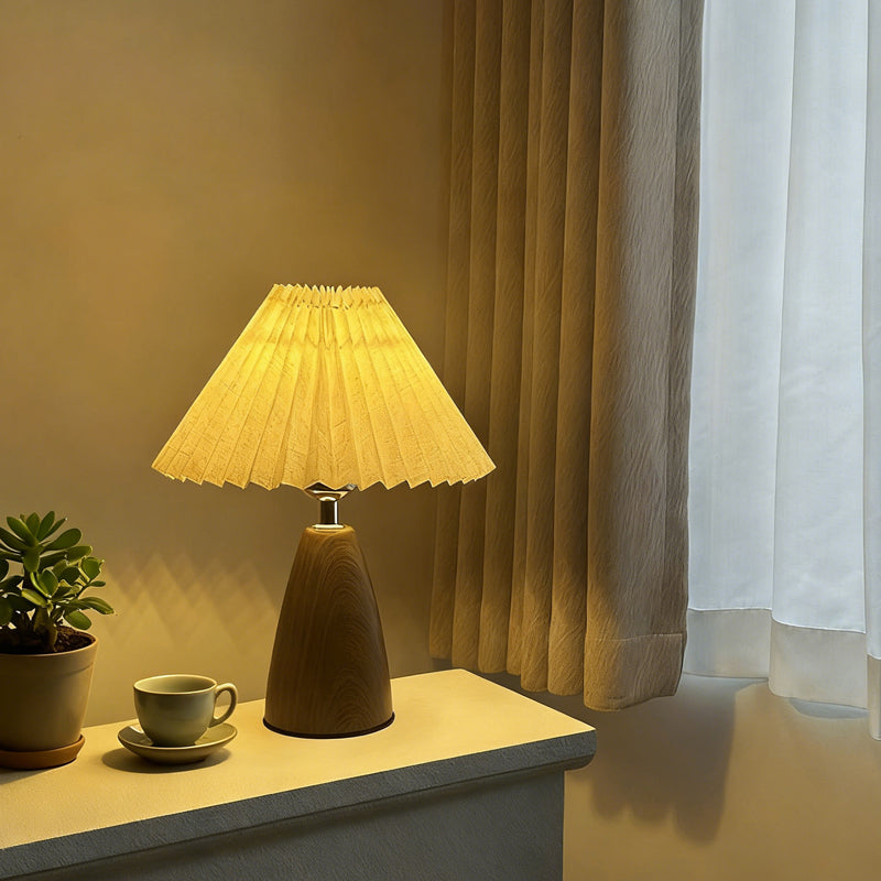 🌟✨Das neueste Must-Have für Ihr Zuhause im Jahr 2026 🏠🏠Plissierte konische Tischlampe mit Holzfuß