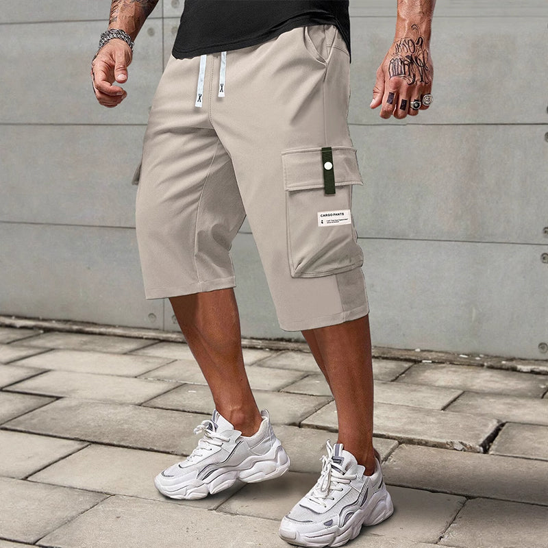 ✨🔥 Lässige 3/4-Cargo-Hose mit Kordelzug für Herren – ideal für urbane Abenteuer & warme Tage 🚀💪 Dank praktischer Taschen und lässigem Schnitt maximaler Komfort und Stil.