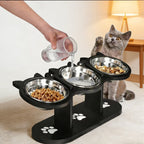 🐾🛡️ Rutschfester, erhöhter Futtertrog mit 3 Schalen – sicheres, komfortables Fressen für Hunde & Katzen 😺🍽️ Ohne Verschütten, schont Gelenke – perfekt für Mehrfachhaustiere. Sofort bereit für tägliche Mahlzeiten!