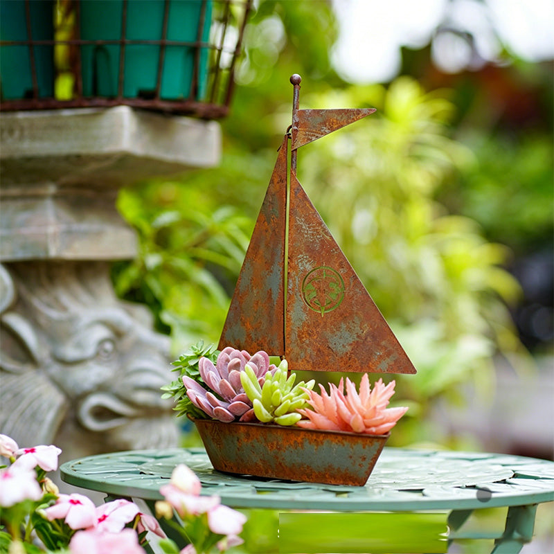 ⛵️🌿 Rustikaler Segelboot-Metallpflanztopf – wetterfest & handgefertigt 🛠️🇩🇪 für Terrasse & Garten, maritimer Charme, ideal für Kräuter, Blumen, UV-beständig, langlebig, Geschenkidee für Segelfans – jetzt sparen!