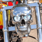 Ideales Geschenk - LED-Universal-Motorradscheinwerfer in Totenkopf-Form