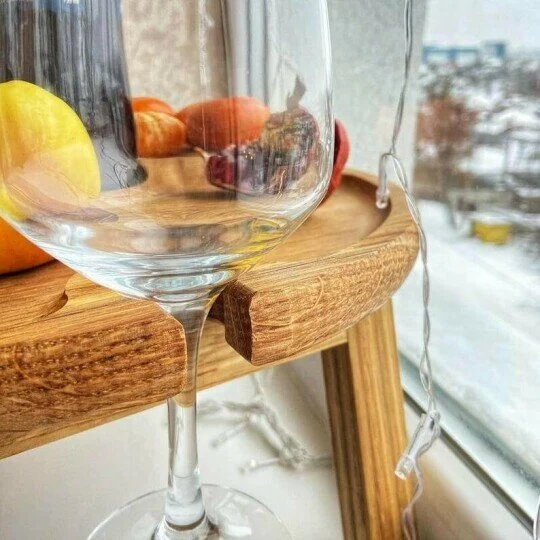 Klappbarer Picknicktisch aus Holz für draußen - mit Glashalterung