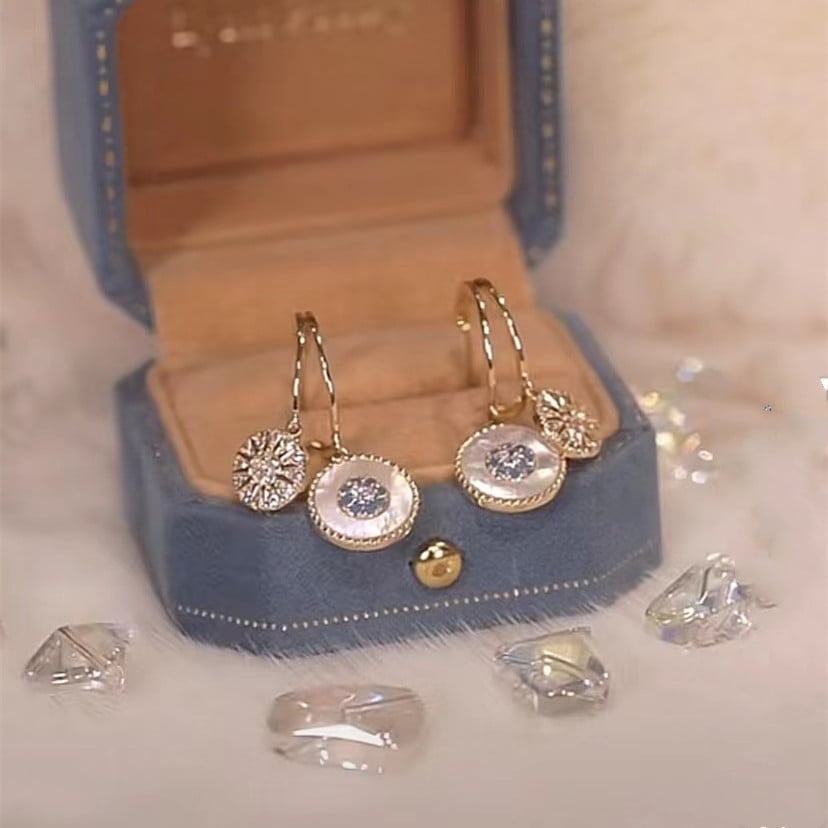 Ideales Geschenk - Ohrringe mit Muschelimitat und Zirkonia